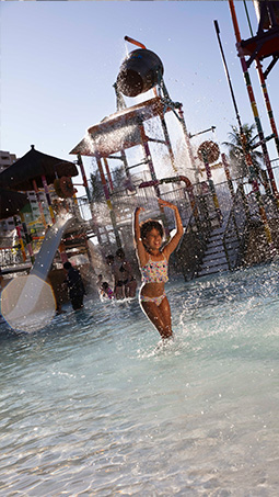 Crianças brincando nos chafarizes e brinquedos molhados no Hot Beach Olímpia - Blog - Hot Beach Parques & Resorts | 