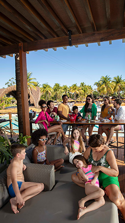 Equipe de recreação animando crianças na área de lazer do Hot Beach Olímpia - Blog - Hot Beach Parques & Resorts | 