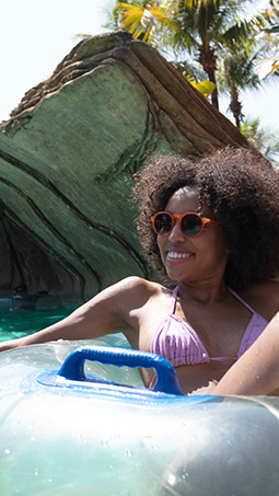 Mulher relaxando na boia na piscina do Hot Beach Olímpia - Blog - Hot Beach Parques & Resorts | 