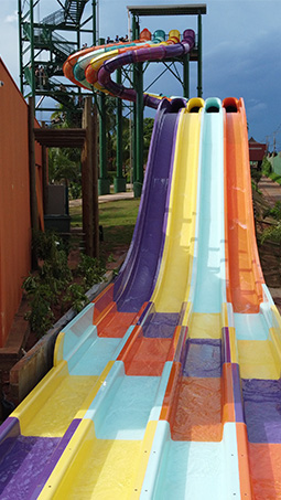 Escorregador gigante com várias cores no parque aquático Hot Beach em Olímpia - Blog - Hot Beach Parques & Resorts | 