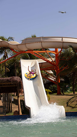 Escorregadores e torre de brinquedos aquáticos no parque Hot Beach Olímpia - Blog - Hot Beach Parques & Resorts | 