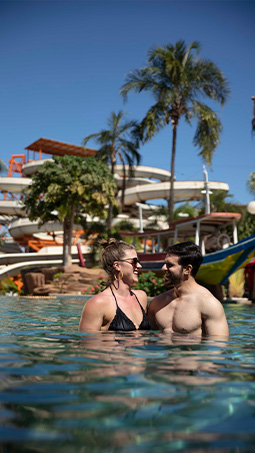Casal curtindo a piscina com cascata no Hot Beach Resort em Olímpia - Blog - Hot Beach Parques & Resorts | 