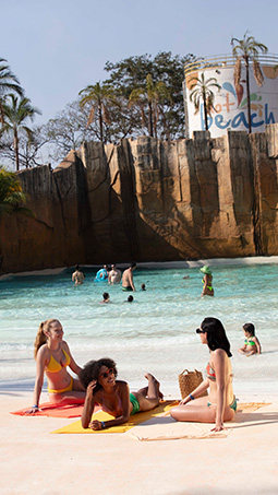 Visitantes aproveitando a piscina de ondas no parque aquático Hot Beach - Blog - Hot Beach Parques & Resorts | 