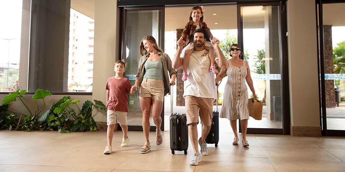 familia chegando na recepção do resort