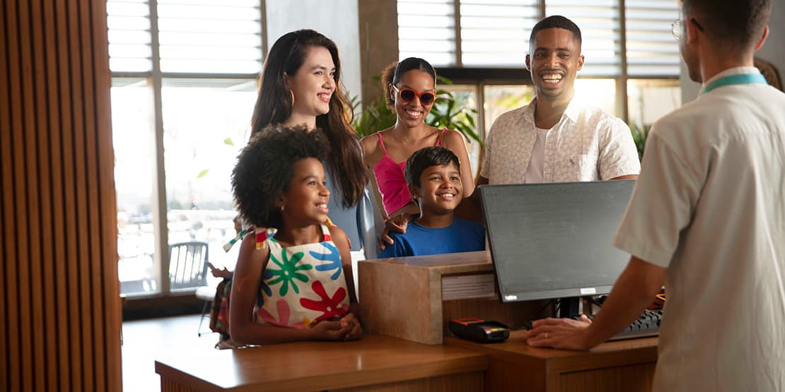familia fazendo check-in