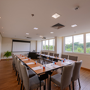 mesa em U com cadeiras e chart ao fundo para eventos