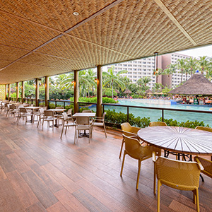 espaço com mesas, cadeiras e uma vista da piscina
