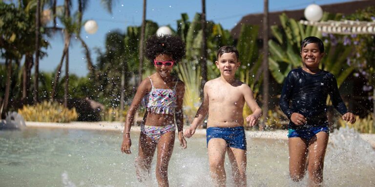 crianças correndo na píscina