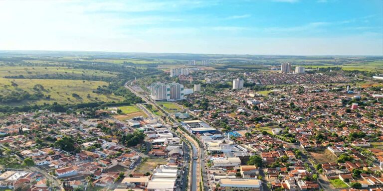 foto aerea da avenida principal de olímpia