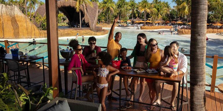 familia reuniada com piscina ao fundo