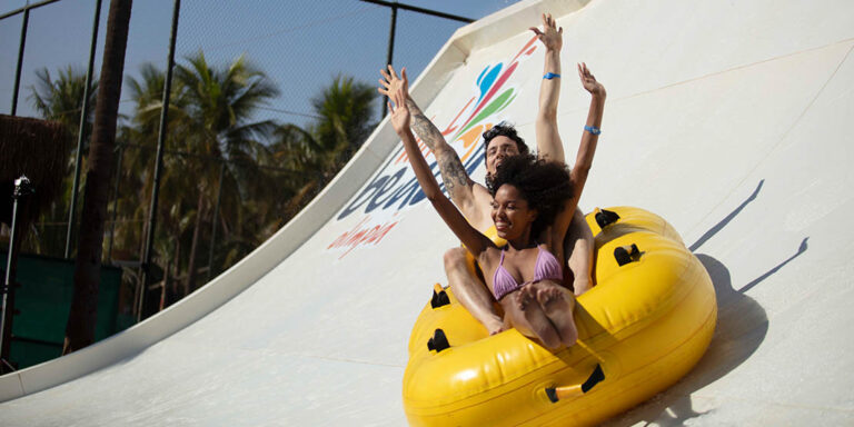 Casal descendo na boia