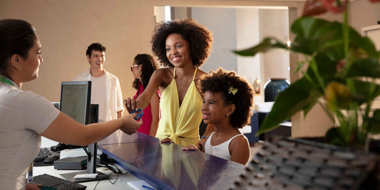 Política de hospedagem para menores no Hot Beach