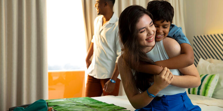 Família hospedada em quarto do Hot Beach, com acomodação confortável e ideal para viagens em família em Olímpia