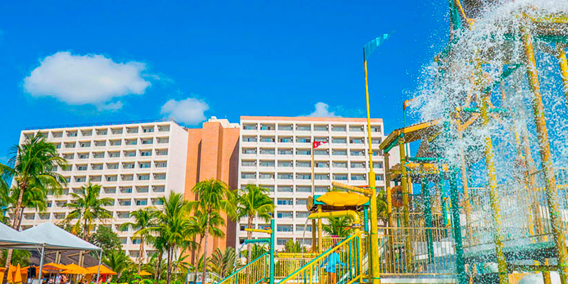 Comparação entre multipropriedade e hotelaria tradicional no Hot Beach, com Hot Beach You e Hot Beach Suites.