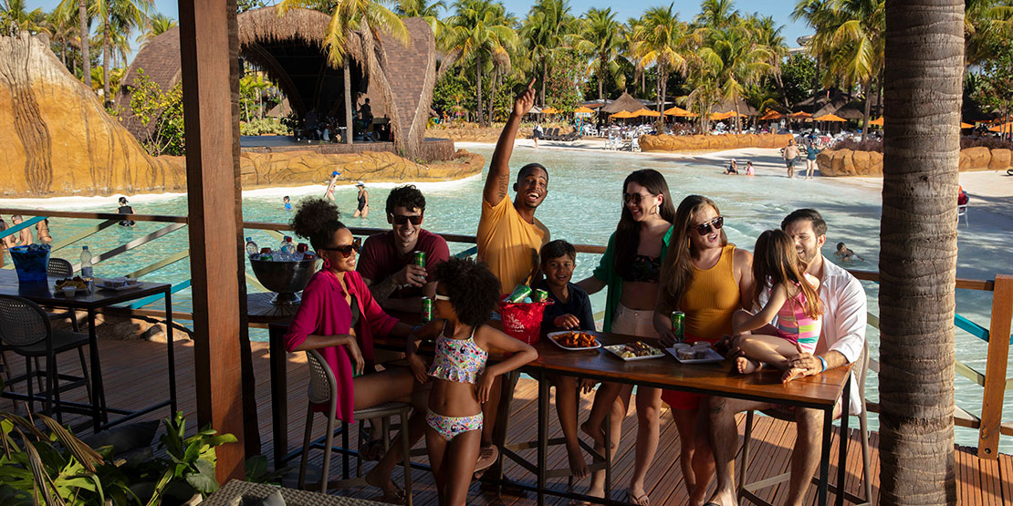 O que levar para um parque aquático: checklist completo com itens essenciais para adultos, crianças e bebês.