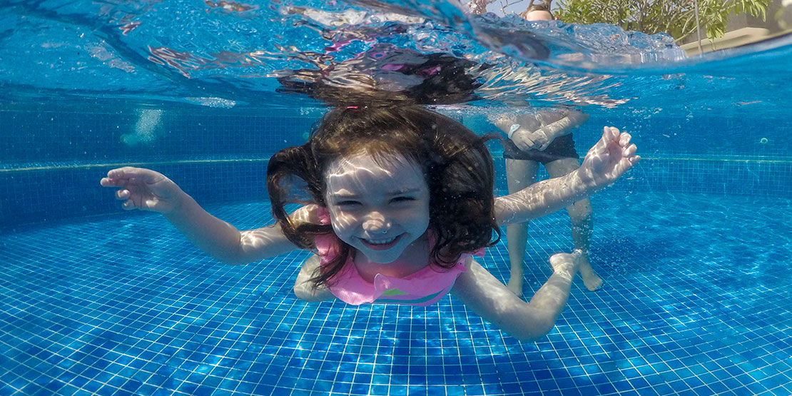 Parque aquático com bebê, com estrutura segura, águas termais e atrações ideais para a primeira viagem em família.
