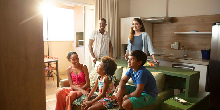 Resort ou Airbnb em Olímpia: comparação de custo-benefício para férias em família, considerando conforto, lazer e praticidade.