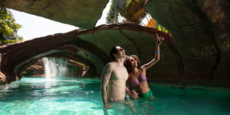 Piscinas aquecidas do Hot Beach Olímpia funcionando em dia de chuva leve
