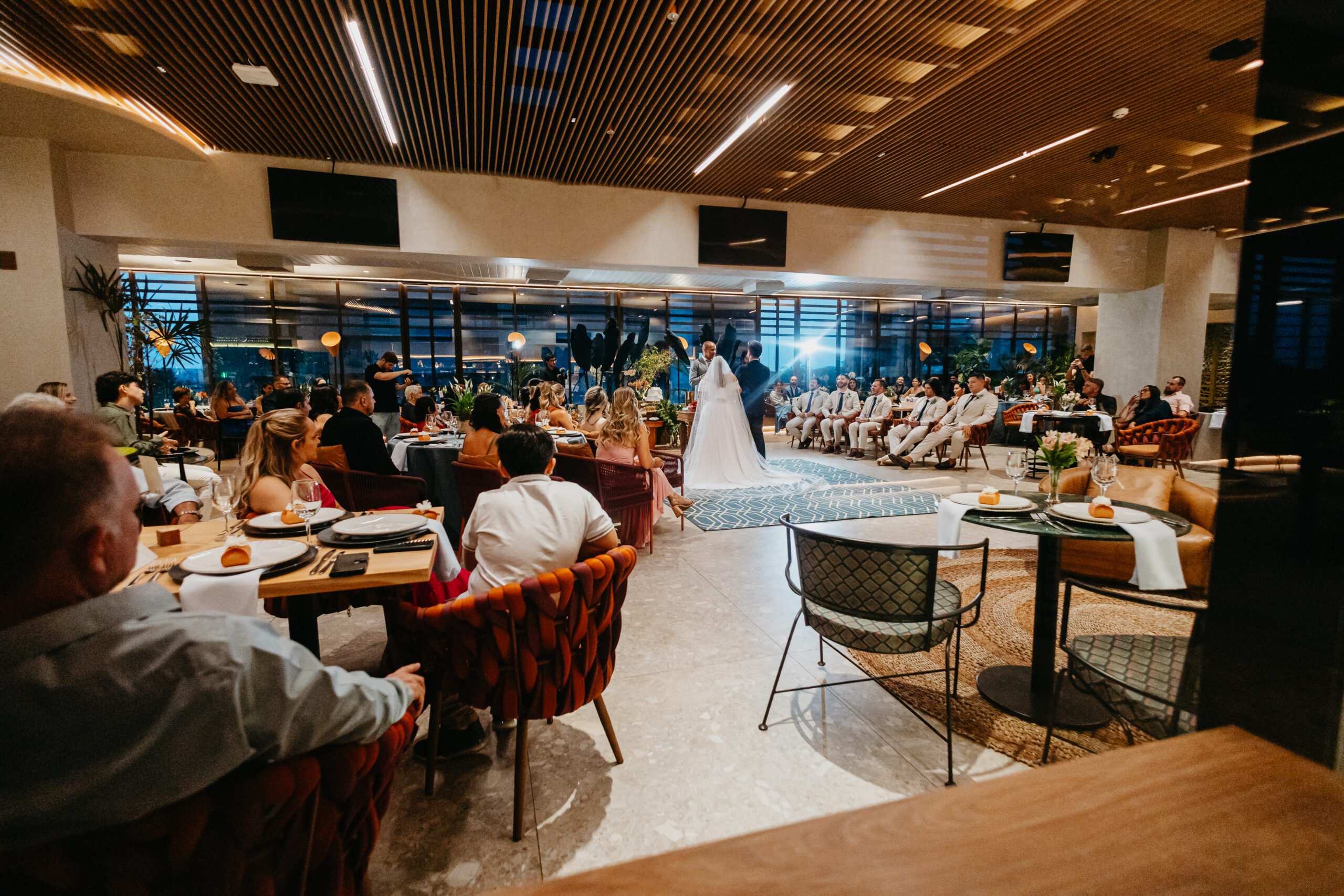 Cerimônia de casamento no interior de SP no Hot Beach Olímpia com decoração elegante