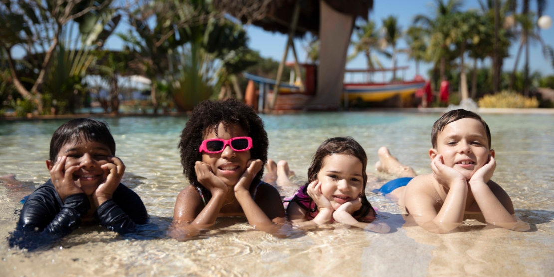 Crianças brincando em piscina com areia em parque aquático no Hot Beach Olímpia ideal para famílias com crianças