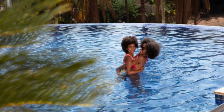 Hóspede aproveitando piscina em resort durante hospedagem com acesso ao parque aquático