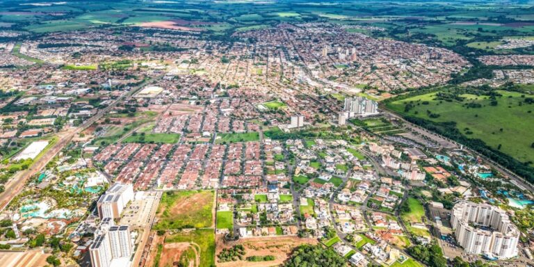 Vista aérea da cidade de Olímpia SP com parques aquáticos, resorts e estrutura turística