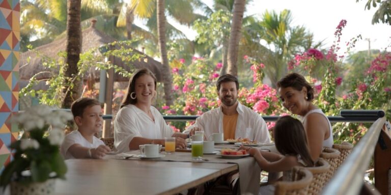 Família grande reunida no Hot Beach Olímpia, representando uma viagem em grupo com hospedagem, ingressos e lazer planejados para todas as idades.