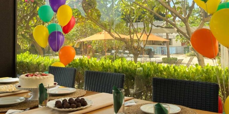 Mesa decorada com bolo, doces e balões coloridos para festa de aniversário em parque aquático no Hot Beach Olímpia.