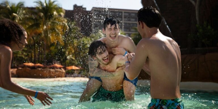 Família se divertindo em piscina aquecida no Hot Beach Olímpia, representando os benefícios do passaporte anual para aproveitar o parque aquático mais vezes ao longo do ano.