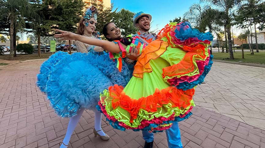 Duas mulheres de vestido colorido dançando