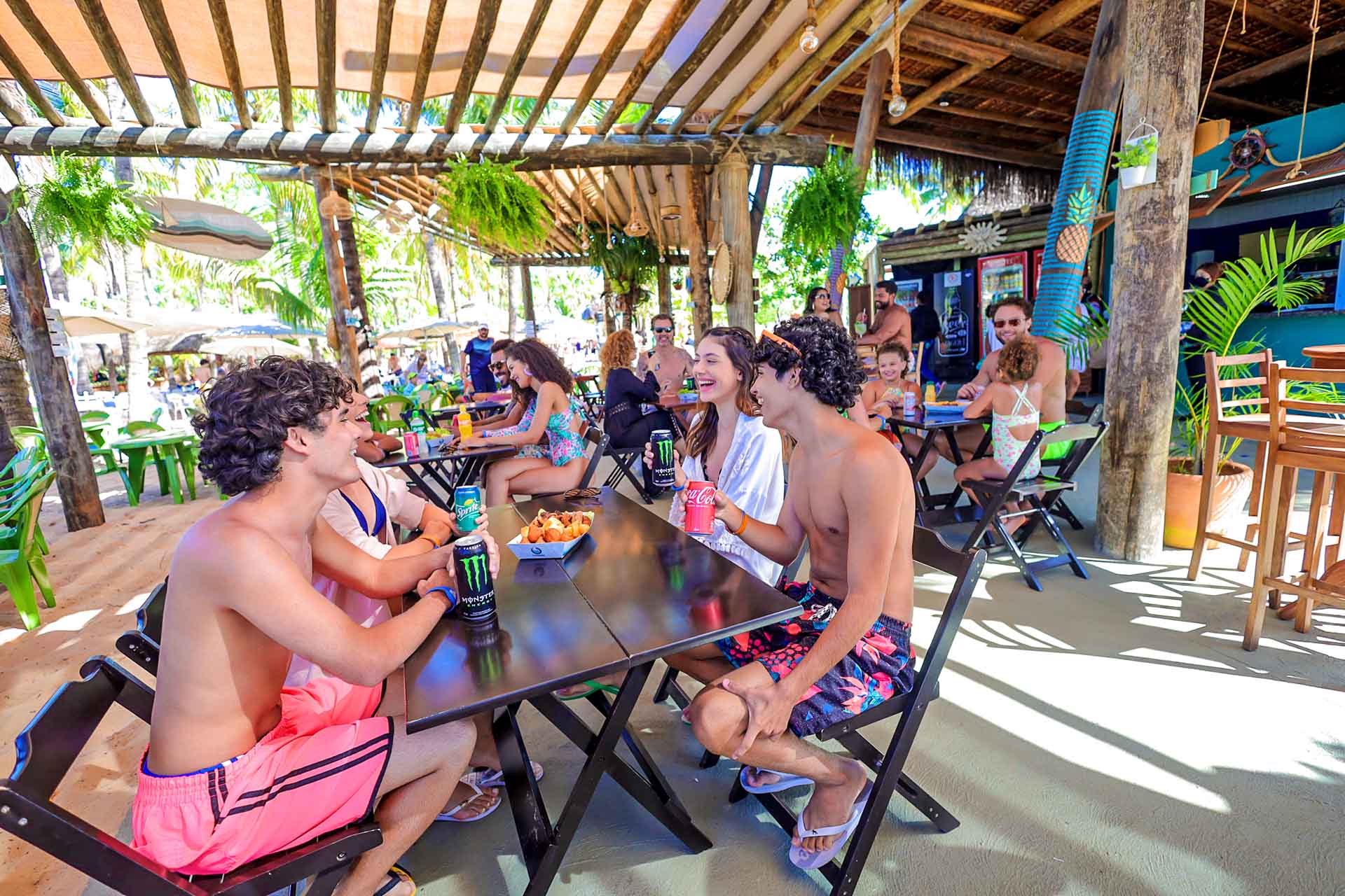 Pessoas em quiosques de alimentação no parque Hot Beach Olímpia