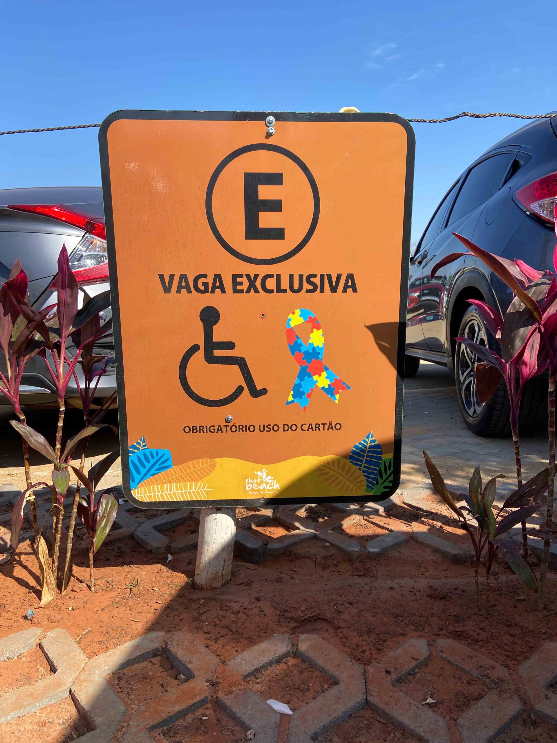 Placa de Vaga exclusiva para cadeirantes e neuro divergentes